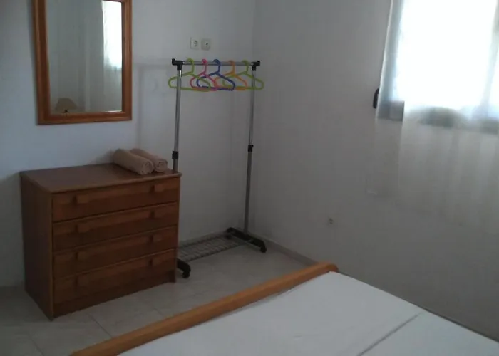 Garden Maisonnette 2-bedrooms Sleeps 6 Adults 200m From Sandy