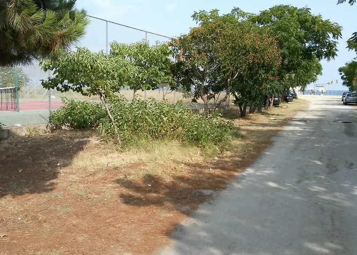 Garden Maisonnette 2-bedrooms Sleeps 6 Adults 200m From Sandy