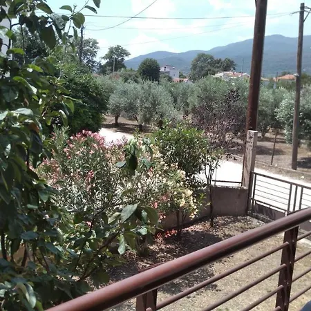 Garden Maisonnette 2-bedrooms Sleeps 6 Adults 200m From Sandy Apartment