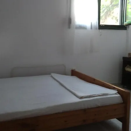 Garden Maisonnette 2-bedrooms Sleeps 6 Adults 200m From Sandy Apartment *