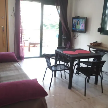 Garden Maisonnette 2-bedrooms Sleeps 6 Adults 200m From Sandy Apartment *