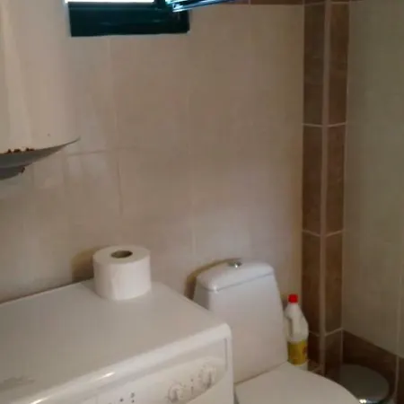 Garden Maisonnette 2-bedrooms Sleeps 6 Adults 200m From Sandy Apartment