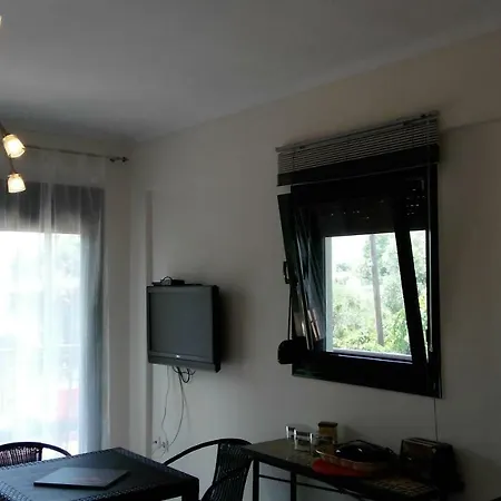 Garden Maisonnette 2-bedrooms Sleeps 6 Adults 200m From Sandy Apartment *
