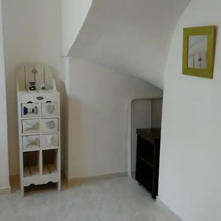 Garden Maisonnette 2-bedrooms Sleeps 6 Adults 200m From Sandy Apartment